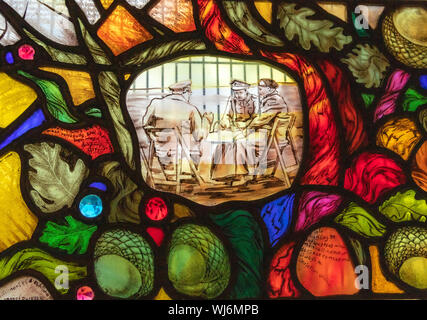 Kleines Detail des Churchill Memorial Fenster von Emma Blount in St Martin's Church, Bladon, Woodstock, England, Vereinigtes Königreich. Stockfoto