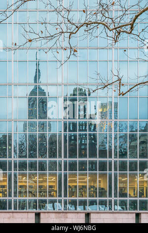 New York City, NY, USA - Dezember, 2018 - Straßen von Manhattan, Skyline Blick reflektiert wie ein Spiegel in einem Gebäude vor Bryant Park, entfernt werden. Stockfoto