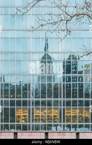 New York City, NY, USA - Dezember, 2018 - Straßen von Manhattan, Skyline Blick reflektiert wie ein Spiegel in einem Gebäude vor Bryant Park, entfernt werden. Stockfoto