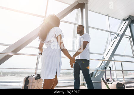 Schwarz paar Begrüßung nach langer Trennung am Flughafen Stockfoto