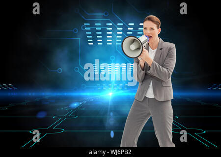 Zusammengesetztes Bild der Geschäftsfrau ist auf ein Megaphon sprechen. Stockfoto