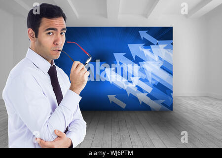 Zusammengesetztes Bild von Ernst Kaufmann hält Gläser Stockfoto