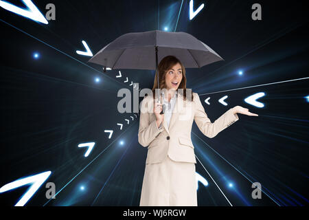 Das zusammengesetzte Bild im eleganten Geschäftsfrau Holding schwarz Regenschirm vor weißem Hintergrund Stockfoto