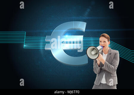 Zusammengesetztes Bild der Geschäftsfrau ist auf ein Megaphon sprechen. Stockfoto