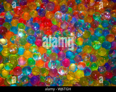 Abstrakte bunten Hintergrund mit Kreisen. Farbige gel Kugeln. Mehrfarbige helium Wassermelone Kugeln Stockfoto