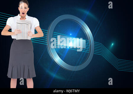 Zusammengesetztes Bild schockiert stilvolle Geschäftsfrau hält Zeitung Stockfoto