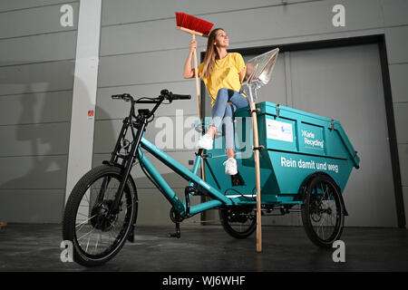 03 September 2019, Baden-Wuerttemberg Friedrichshafen: Modell Maria sitzt einen Tag vor dem Start der Eurobike 2019 auf der Cargo-Bike Musketier des Herstellers Radkutsche. Foto: Felix Kästle/dpa Stockfoto