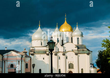 In Weliki Nowgorod, Russland. St. Sophia Kathedrale Kuppeln, closeup Fassade Blick von Weliki Nowgorod Wahrzeichen auf dem Hintergrund der Abend dramatische Wolken Stockfoto