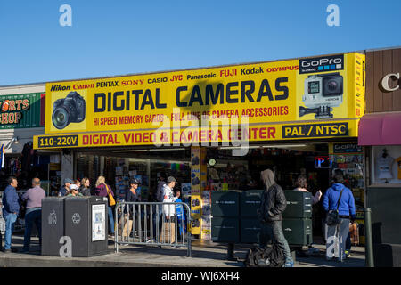 San Francisco, Kalifornien - 10. Juli 2019: Speicher, digitale Kameras, Videorecordern und anderen tech Zubehör auf Fishermans Wharf, für Touristen Stockfoto