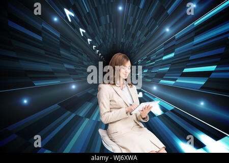 Zusammengesetztes Bild glücklich brunette Geschäftsfrau mit tablet Stockfoto