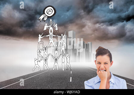 Zusammengesetztes Bild von wütenden Geschäftsfrau in die Kamera schaut Stockfoto