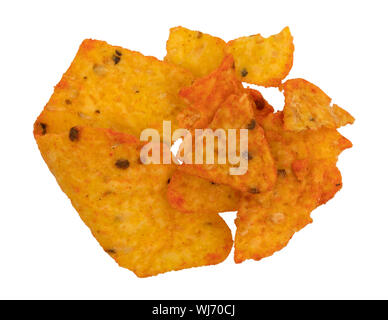 Blick von oben auf eine Gruppe von gebrochenen Käse gewürzt Tortilla Chips auf einem weißen Hintergrund. Stockfoto