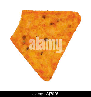 Blick von oben auf einen einzelnen gebrochenen Käse gewürzt Tortilla Chips auf einem weißen Hintergrund. Stockfoto