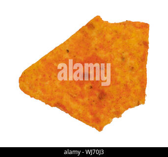 Blick von oben auf einen einzelnen gebrochenen Käse gewürzt Tortilla Chips auf einem weißen Hintergrund. Stockfoto