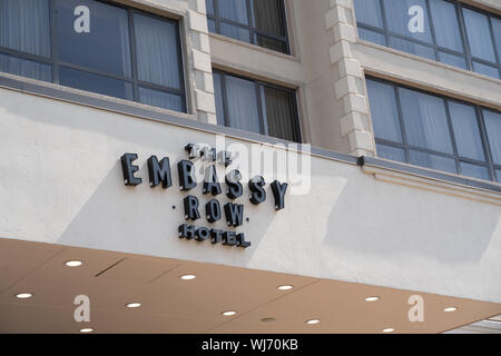 Washington, DC - 8. August 2019: Zeichen für die Embassy Row Hotel in Dupont Circle entfernt Stockfoto