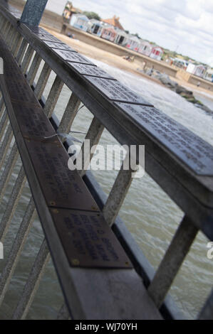 Gedenktafeln zu Metall Geländer auf Southwold Pier, in der Grafschaft Suffolk, England, Vereinigtes Königreich. Stockfoto