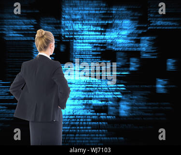 Zusammengesetztes Bild der blonden Geschäftsfrau mit Händen auf den Hüften stehen Stockfoto