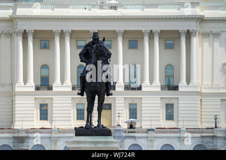 Washington, DC - 8. August 2019: Reiterstandbild von General Ulysses Simpson Grant vor der United States Capitol Building Stockfoto