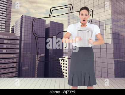 Zusammengesetztes Bild schockiert stilvolle Geschäftsfrau hält Zeitung Stockfoto