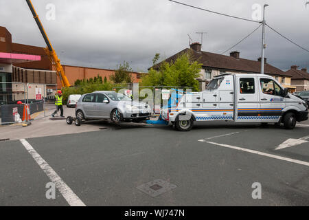 Douglas, Cork, Irland. 03 Sep, 2019. Das erste Auto von der Douglas Einkaufszentrum Parkplatz erholt von der Website entfernt worden, nachdem es vom Dach, wo über 100 Autos nach einem großen Brand im Parkhaus am Wochenende eingeschlossen worden sind, aufgehoben wurde. Wiederherstellung der Fahrzeuge wird über eine Woche und das Gebäude wird abgerissen werden. - Bild; Quelle: David Creedon/Alamy leben Nachrichten Stockfoto