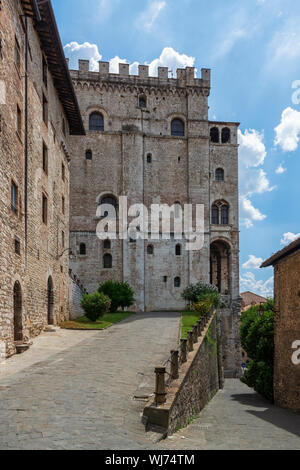 Weg zum Palazzo dei Consoli in Gubbio, Italien. Straße der alten mittelalterlichen Stadt Stockfoto