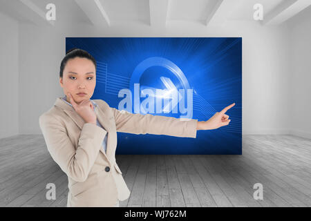 Zusammengesetztes Bild des nachdenklichen asiatische Geschäftsfrau zeigt Stockfoto