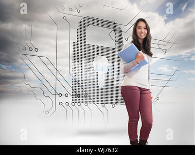 Zusammengesetztes Bild des Schülers stehen in einem Computerraum und halten einen Ordner beim Lächeln Stockfoto