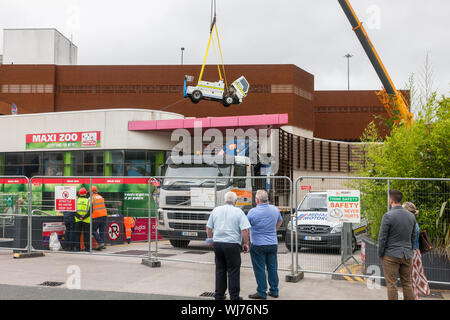 Douglas, Cork, Irland. 03 Sep, 2019. Eine Erholung vechile auf die dachfläche von Douglas Einkaufszentrum angehoben worden, um zu helfen, über 100 Autos nach einem großen Brand im Parkhaus über das Wochenende abrufen. Wiederherstellung der Fahrzeuge wird über eine Woche und das Gebäude wird abgerissen werden. - Bild; Quelle: David Creedon/Alamy leben Nachrichten Stockfoto