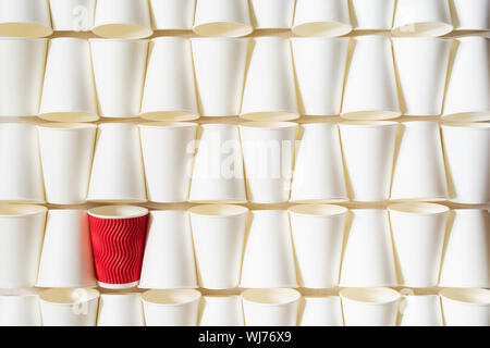 Hintergrund Muster der Milchkaffee Pappbecher mit roter Schale, die sich in der Ecke. Konzeptionelle mit Kopie Raum Stockfoto