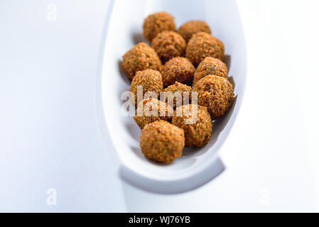 Fantastisch und unwiderstehlichen Platter von nur gebratene Falafelkugeln. Traditionelle orientalische Speisen. Kopieren Sie Platz für Text. Stockfoto