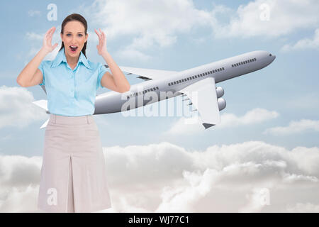 Zusammengesetztes Bild überrascht stilvolle Geschäftsfrau posiert Stockfoto