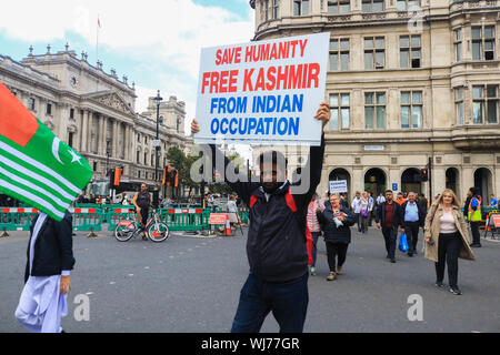 Westminster London, UK. 3. September 2019. Demonstranten mit Kaschmir Fahnen, sammeln im Parlament Platz rund um die Statue von Mahatma Gandhi in Solidarität mit dem Volk von Kaschmir nach indischen Ministerpräsidenten Narendra Modi ein Tag der Unabhängigkeit Rede der besonderen Rechte von Kaschmir als autonome Region Credit: Amer ghazzal/Alamy Leben Nachrichten entfernen geliefert Stockfoto