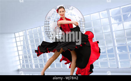 Das zusammengesetzte Bild im Tanzen Frau in einem roten und schwarzen Kleid vor einem weißen Hintergrund Stockfoto