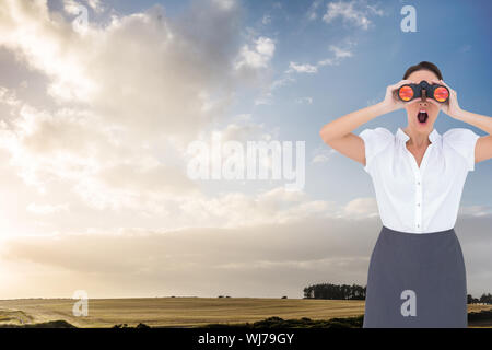 Zusammengesetztes Bild schockiert elegante Geschäftsfrau Blick durch ein Fernglas beim posieren Stockfoto