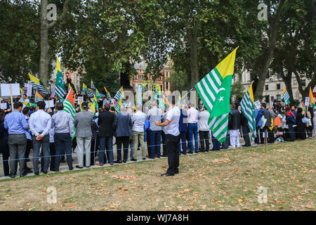 Westminster London, UK. 3. September 2019. Demonstranten mit Kaschmir Fahnen, sammeln im Parlament Platz rund um die Statue von Mahatma Gandhi in Solidarität mit dem Volk von Kaschmir nach indischen Ministerpräsidenten Narendra Modi ein Tag der Unabhängigkeit Rede der besonderen Rechte von Kaschmir als autonome Region Credit: Amer ghazzal/Alamy Leben Nachrichten entfernen geliefert Stockfoto