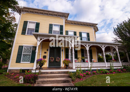 Ein Haus im Jahr 1850 erbaut auf der Westseite der 3. Avenue an einem Sommertag, Warren, Pennsylvania, USA Stockfoto
