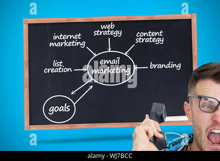 Zusammengesetztes Bild Portrait frustriert Computer-Ingenieur schreien während bei Anruf vor der offenen cpu Stockfoto