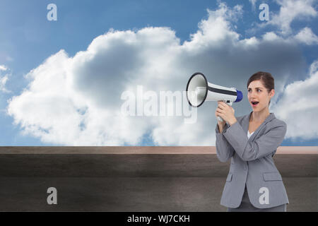 Zusammengesetztes Bild der Geschäftsfrau mit Lautsprecher Stockfoto