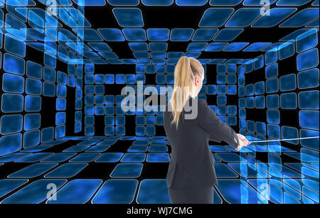 Zusammengesetztes Bild der blonden Geschäftsfrau ziehen ein Seil Stockfoto