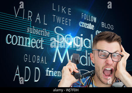 Zusammengesetztes Bild Portrait frustriert Computer-Ingenieur schreien während bei Anruf vor der offenen cpu Stockfoto