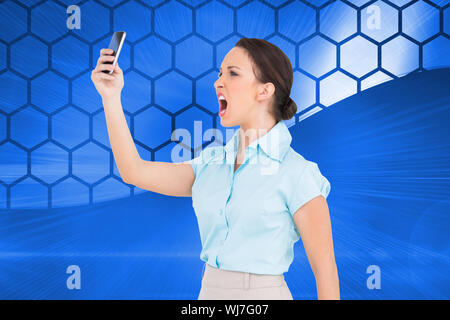 Zusammengesetztes Bild von wütenden edel Geschäftsfrau Geschrei auf ihrem smartphone Stockfoto