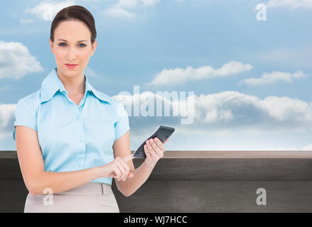Zusammengesetztes Bild des schweren edel Geschäftsfrau mit Taschenrechner Stockfoto