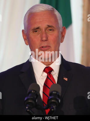 US-Vizepräsident Mike Pence während einer gemeinsamen Pressekonferenz mit Premierminister Leo Varadkar an Farmleigh House in Dublin, Irland. Stockfoto