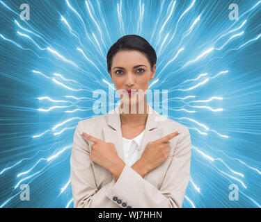 Das zusammengesetzte Bild des charismatischen Geschäftsfrau mit verschränkten Armen und Fingern zeigen auf weißem Hintergrund Stockfoto