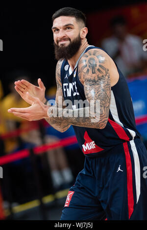 Shenzhen, China. 03 Sep, 2019. Basketball: Wm, Frankreich - Jordanien, Vorrunde, Gruppe G, 2. Spieltag im Shenzhen Bay Sports Center. Frankreich Vincent Poirierx claps im Spiel. Credit: Swen Pförtner/dpa/Alamy leben Nachrichten Stockfoto