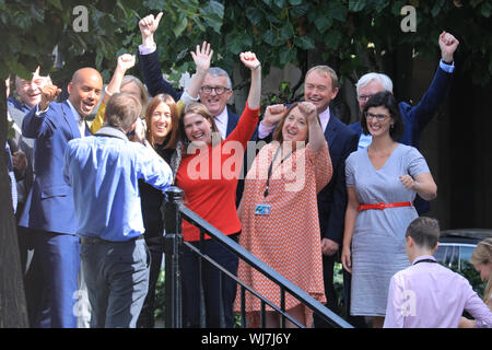 Westminster, London, 03. Sep 2019. Die Abgeordneten der Liberalen Demokraten (Lib Dems), einschließlich der Bibliothek Dem Führer Jo Swinson (in Rot), der ehemalige Führer Tim Farron, Sarah Wollaston, Tom Brake, Chuka Umunna und einige andere, haben eine Gruppe jubeln und Foto, liegt versteckt, outsie des Unterhauses, bevor sie innen für die heutige wichtige Debatten und Entscheidungen. Die Libdems, zusammen mit Abgeordneten anderer Parteien, haben ein Bündnis mit dem Ziel, die Vertagung des Parlaments zu stoppen und alle Kein deal Brexit gebildet. Credit: Imageplotter/Alamy leben Nachrichten Stockfoto