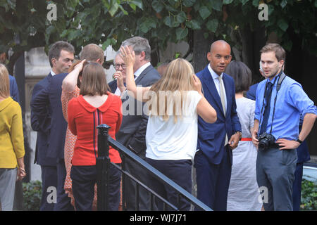 Westminster, London, 03. Sep 2019. Die Abgeordneten der Liberalen Demokraten (Lib Dems), einschließlich der Bibliothek Dem Führer Jo Swinson (in Rot), der ehemalige Führer Tim Farron, Sarah Wollaston, Tom Brake, Chuka Umunna und einige andere, haben eine Gruppe jubeln und Foto, liegt versteckt, outsie des Unterhauses, bevor sie innen für die heutige wichtige Debatten und Entscheidungen. Die Libdems, zusammen mit Abgeordneten anderer Parteien, haben ein Bündnis mit dem Ziel, die Vertagung des Parlaments zu stoppen und alle Kein deal Brexit gebildet. Credit: Imageplotter/Alamy leben Nachrichten Stockfoto