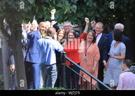 Westminster, London, 03. Sep 2019. Die Abgeordneten der Liberalen Demokraten (Lib Dems), einschließlich der Bibliothek Dem Führer Jo Swinson (in Rot), der ehemalige Führer Tim Farron, Sarah Wollaston, Tom Brake, Chuka Umunna und einige andere, haben eine Gruppe jubeln und Foto, liegt versteckt, outsie des Unterhauses, bevor sie innen für die heutige wichtige Debatten und Entscheidungen. Die Libdems, zusammen mit Abgeordneten anderer Parteien, haben ein Bündnis mit dem Ziel, die Vertagung des Parlaments zu stoppen und alle Kein deal Brexit gebildet. Credit: Imageplotter/Alamy leben Nachrichten Stockfoto