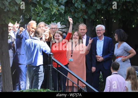 Westminster, London, 03. Sep 2019. Die Abgeordneten der Liberalen Demokraten (Lib Dems), einschließlich der Bibliothek Dem Führer Jo Swinson (in Rot), der ehemalige Führer Tim Farron, Sarah Wollaston, Tom Brake, Chuka Umunna und einige andere, haben eine Gruppe jubeln und Foto, liegt versteckt, outsie des Unterhauses, bevor sie innen für die heutige wichtige Debatten und Entscheidungen. Die Libdems, zusammen mit Abgeordneten anderer Parteien, haben ein Bündnis mit dem Ziel, die Vertagung des Parlaments zu stoppen und alle Kein deal Brexit gebildet. Credit: Imageplotter/Alamy leben Nachrichten Stockfoto