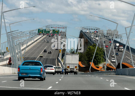 Der Verkehr auf der Autobahn M1 nähert sich die beiden eine Art Maut Brücken, "Gateway Bridge über den Fluss Brisbane in Brisbane, Queensland, Australien Stockfoto